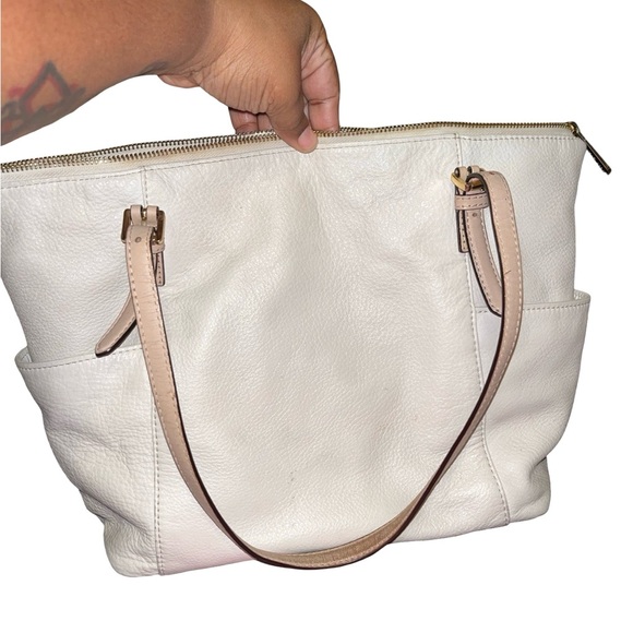 Elegant Cream Michael Kors Leather Tote Bag - Picture 3 of 10